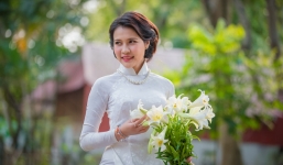 Thiếu nữ Lào tinh khôi với áo dài, hoa loa kèn khiến dân mạng xao xuyến